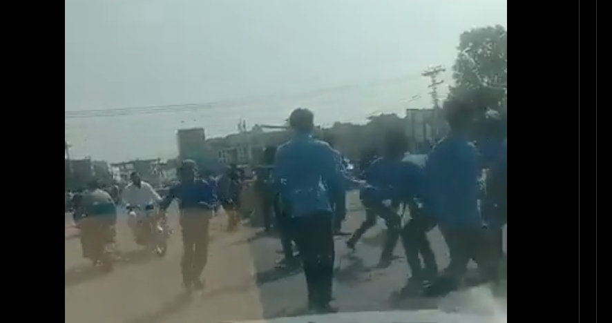 نواز شریف کی تصاویر والے پوسٹرپھاڑنے پر پولیس کا اساتذہ وطلبا پر لاٹھی چارج،فائرنگ،کئی گرفتار