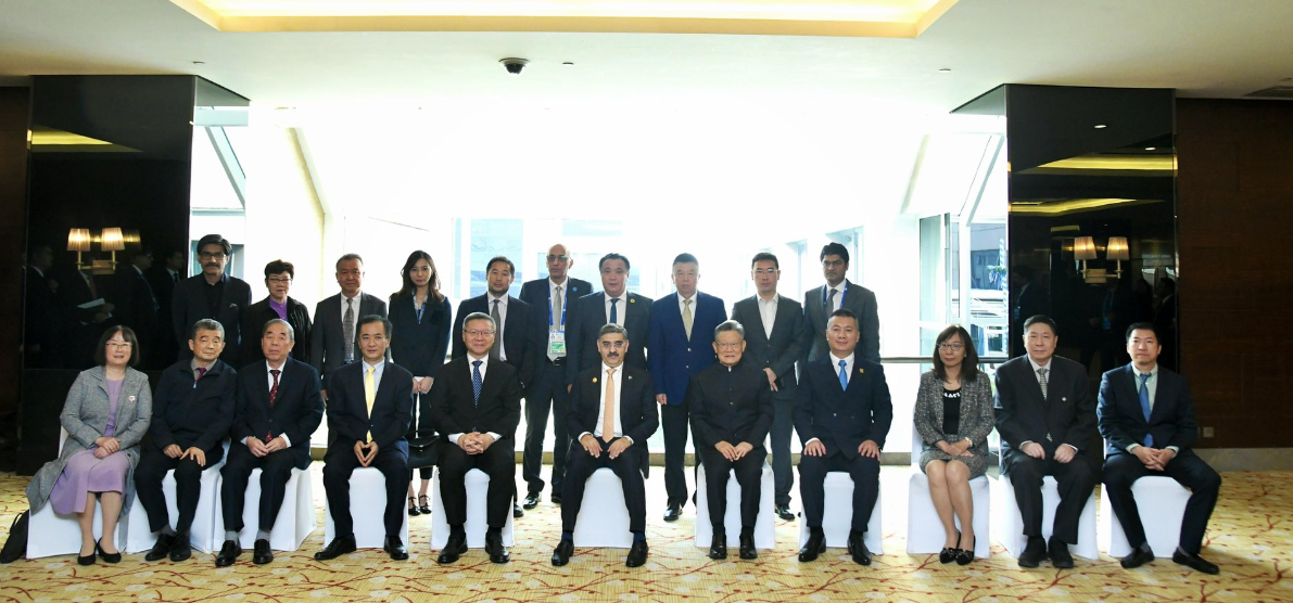 نگران وزیراعظم کی  چین کے صدر  کی جانب سے دیئے گئے عشائیے میں شرکت