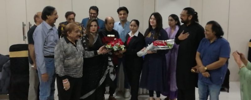 میوزک کمپنی ای ایم آئی نے میوزک سے وابستہ شخصیات میں رائلٹی چیک تقسیم کئے