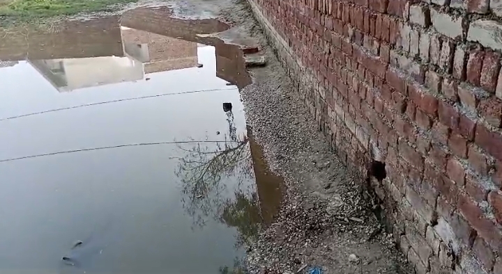 گلیوں بازاروں میں پانی،نمازی گھروں میں ادائیگی نماز پہ مجبور