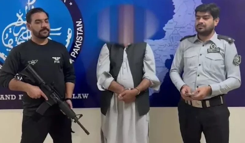 ایف آئی اے افسر بن کر سرکاری افسران سے سونا ہتھیانے والا مکینک گرفتار