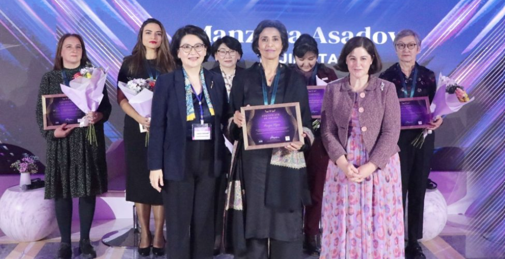 وفاقی محتسب برائے انسداد ہراسیت فوزیہ وقار کو ایوارڈ سے نوازا گیا