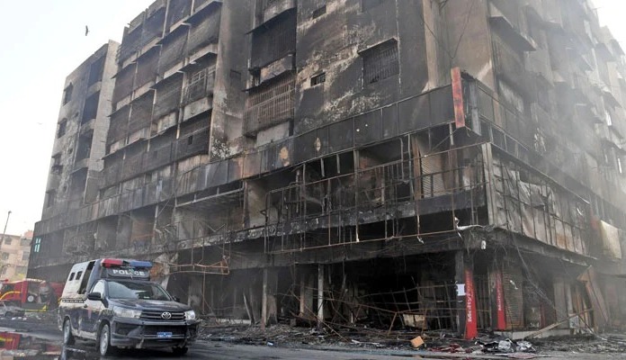 کراچی: شاپنگ مال میں آگ، رہائشیوں کو گھر جانے کی اجازت دے دی گئی