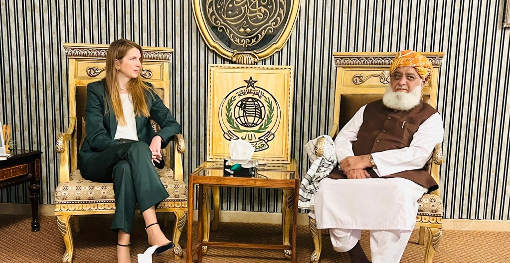 افغانستان میں خواتین کی تعلیم،برطانوی ہائی کمشنر مولانا سے مدد مانگنے پہنچ گئیں