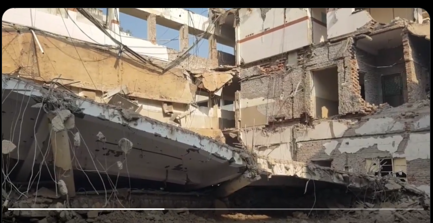 سروسز ہسپتال کی زیر تعمیر عمارت کا دوسرا حصہ بھی گر گیا