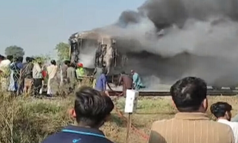 کراچی ایکسپریس ٹرین  کی پاور وین میں آگ لگ گئی