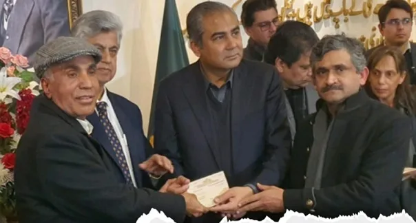 سیالکوٹ:وزیر اعلیٰ پنجاب نے ڈسکہ پریس کلب کو دس لاکھ کا چیک دیا