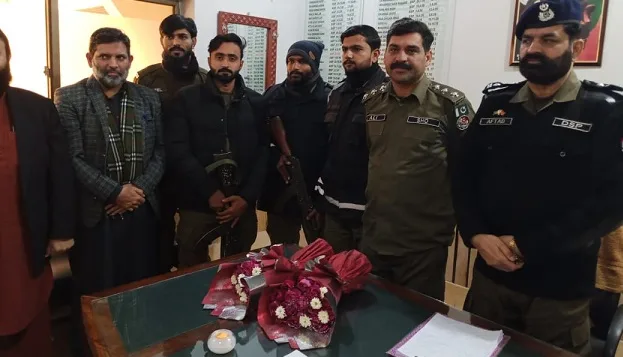 گوجرہ : دلیر اور محنتی پولیس افسران کو سلام پیش کر تے ہیں۔ڈاکٹر عطاء اللہ