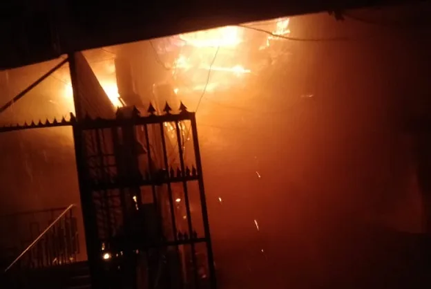 اوچ شریف :الکریم پلازہ کی بیک سائیڈ پر آگ بھڑک اٹھی