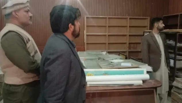 اوچ شریف: اسسٹنٹ کمشنر نے  لائبریری کا وزٹ کیا اور کشادگی کےکام کاجائزہ لیا