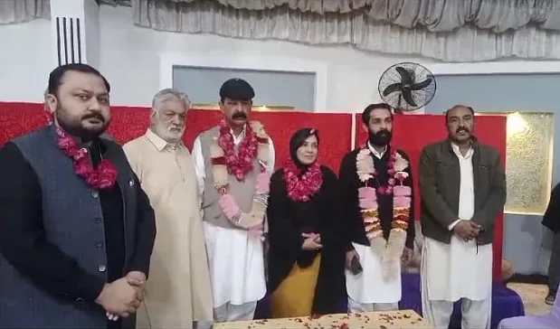 گوجرہ:پی ٹی آئی رہنمامحمد اعظم جارا اور شیخ محمود ربانی نمبردارساتھیوں سمیت ن لیگ میں شامل