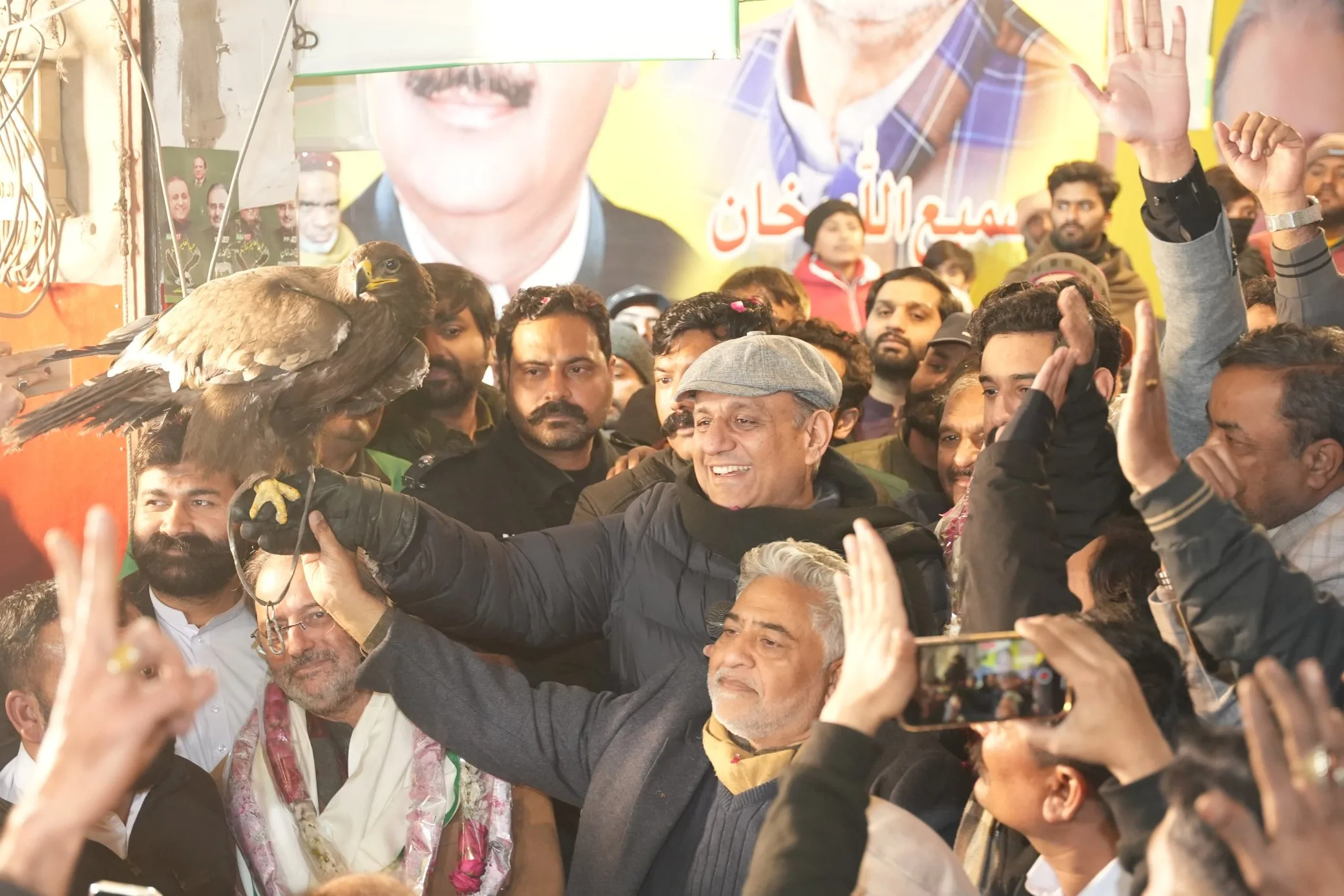 این اے 117،علیم خان کا شاندار خیرمقدم،سونے کا تاج پہنایا گیا