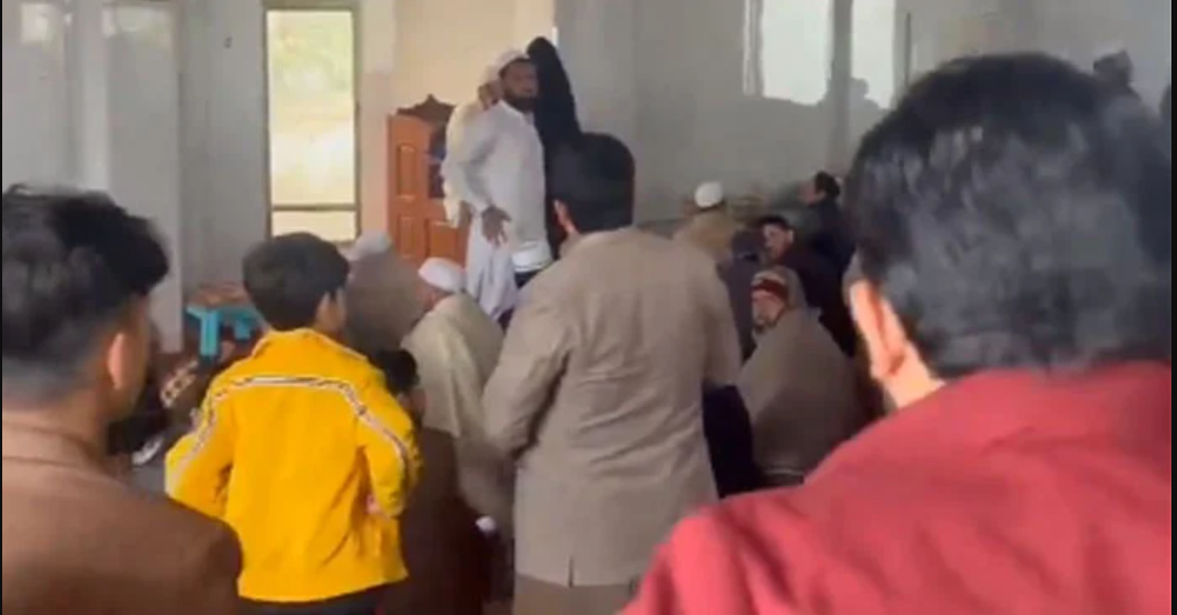 عمران خان کیخلاف بات کرنے پر پی ٹی آئی رہنما نے امام مسجد کو منافق کہہ دیا