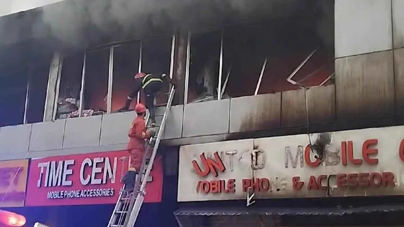 پشاور کے شاپنگ پلازہ میں آتشزدگی،کروڑوں کا سامان جل گیا