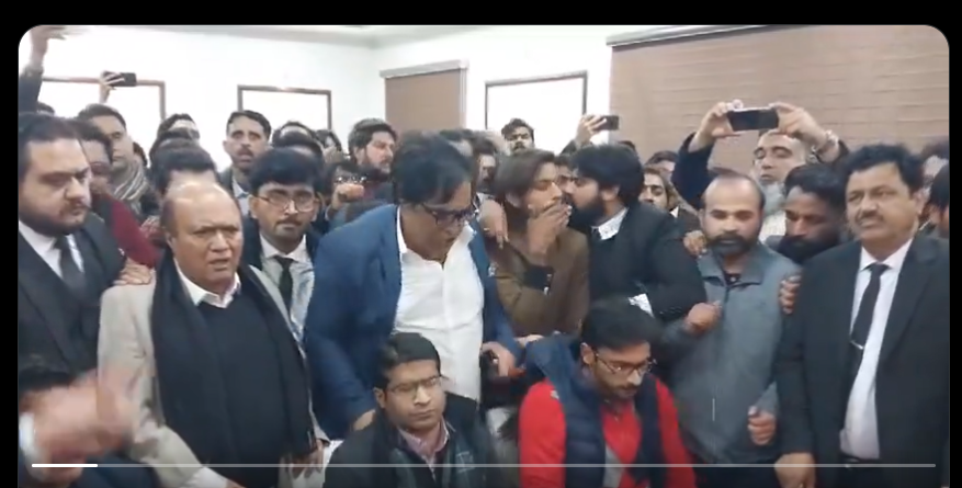 آر او کو ہراساں کرنے پر تحریک انصاف امیدوار،حامیوں‌پر مقدمہ درج