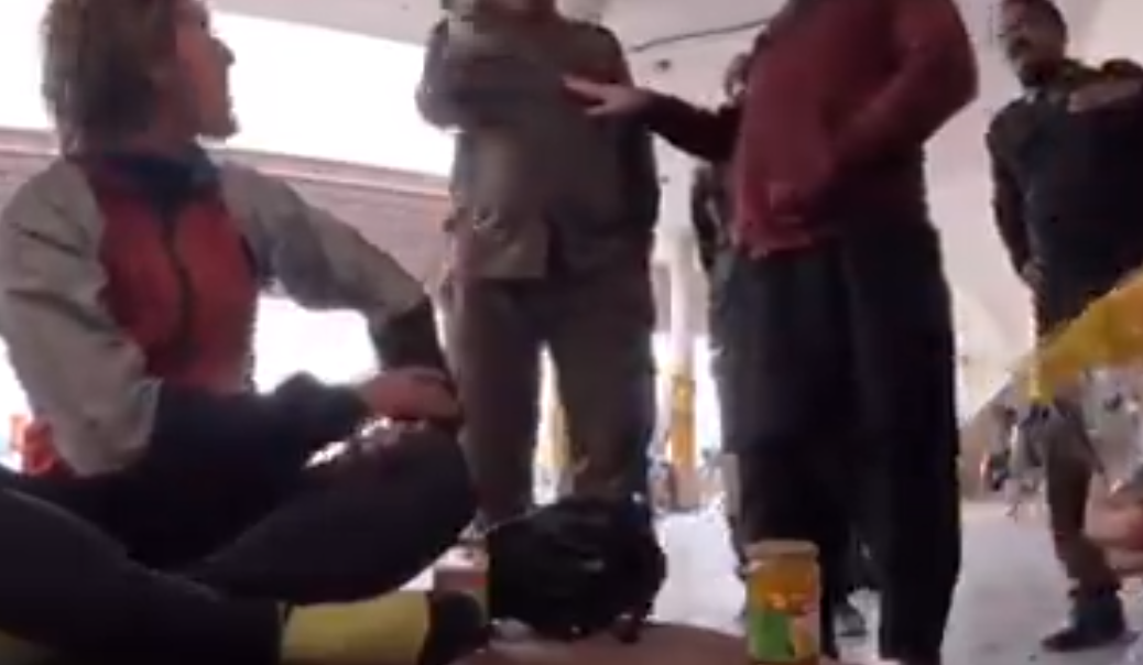 پنجاب پولیس کا غیر ملکی سیاح پر تشدد، ویڈیو وائرل