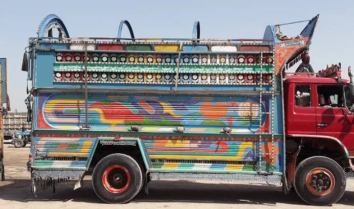 تنگوانی :ٹرک ڈرائیور نے 3 ڈاکو کچل ڈالے ،کئی ڈکیت زخمی