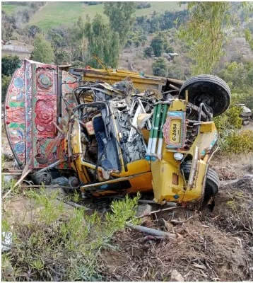 ٹرک اور  پولیس بس میں تصادم ،الیکشن ڈیوٹی کیلئے جانیوالے28 اہلکار  زخمی