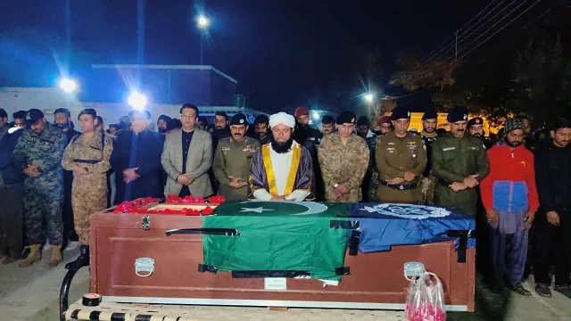 ڈیرہ غازی خان:شہید کنسٹیبل شہریار کی نماز جنازہ پولیس لائنز میں سرکاری اعزاز کے ساتھ ادا کر دی گئی