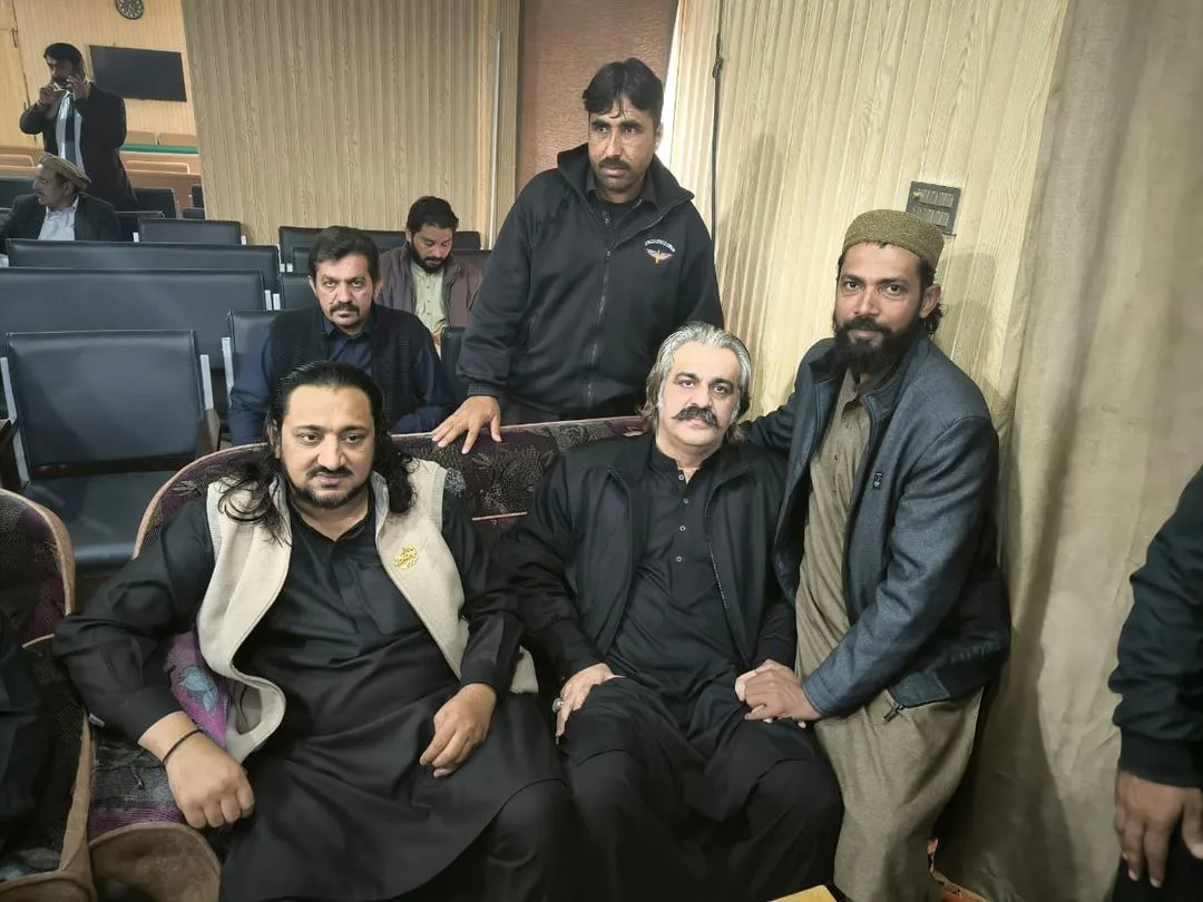 علی امین گنڈہ پور ضمانت ملنے کے بعد والد کے نماز جنازہ میں شریک