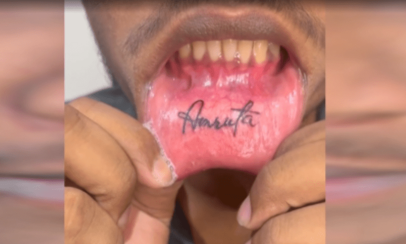 نوجوان نے  اپنے ہونٹوں کے اندرونی حصے پر محبوبہ کا  نام لکھوا لیا