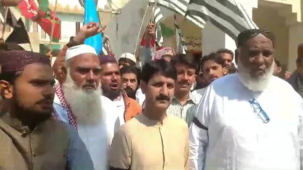 الیکشن میں مبینہ دھاندلی مختلف سیاسی جماعتوں کی جانب سے پریس کلب کےسامنے احتجاج