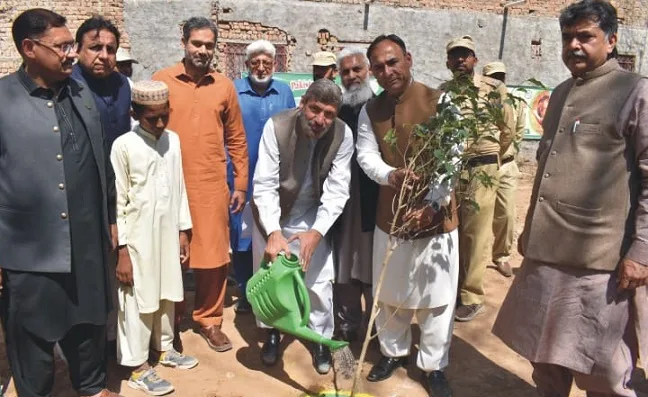 سرگودھا:کمشنر نے مین واٹر سپلائی محمدی کالونی پارک میں پودا لگا کر شجر کاری مہم کا افتتاح کیا