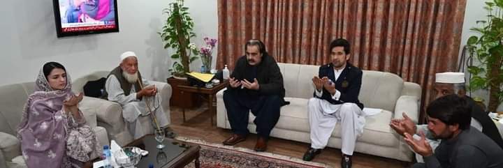 وزیراعلیٰ خیبر پختونخوا کی ریحان زیب کے خاندان سے ملاقات