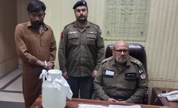 منڈی بہاؤالدین :پولیس کی کارروائی 10 لٹردیسی شراب برآمد،ملزم گرفتار