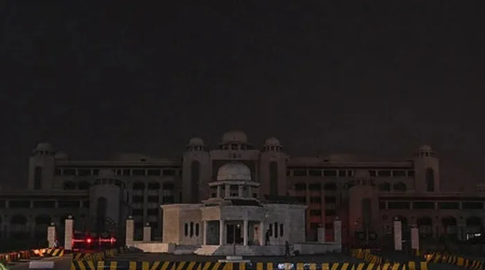 پاکستان  سمیت دنیا بھر  میں اہم مقامات اندھیرے میں ڈوب گئے