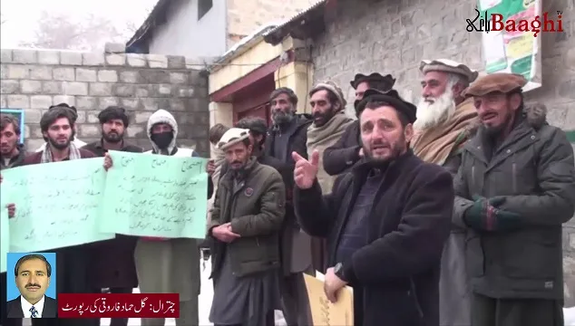 چترال:پاک افغان سرحدی علاقہ وادی آرکروی کے عمائدین کااے سی دروش کے دفتر کے سامنے احتجاج