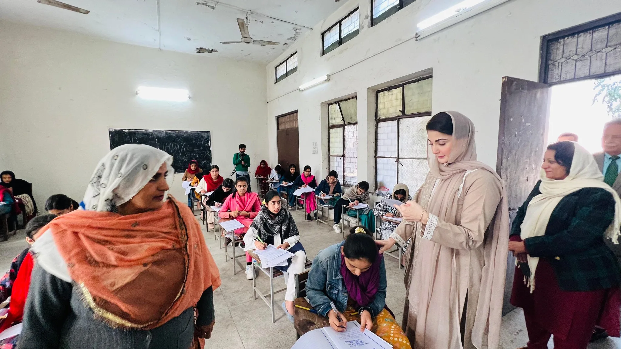 وزیر اعلیٰ پنجاب مریم نواز کا سکول کا دورہ،طالبات کے ساتھ فوٹو بنوائی