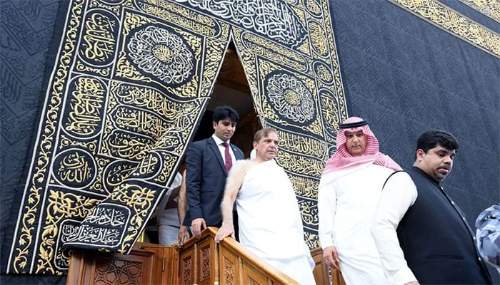 وزیرِ اعظم شہباز شریف کی  وفد کے ہمراہ عمرہ کی ادائیگی ،خانہ کعبہ کے اندر جانے کی سعادت حاصل