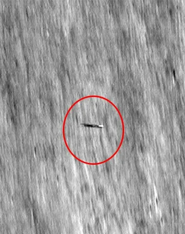 “ناسا“ نے چاند کے گرد چکر لگانے والی پراسرار چیز کی تصویر جاری کردی