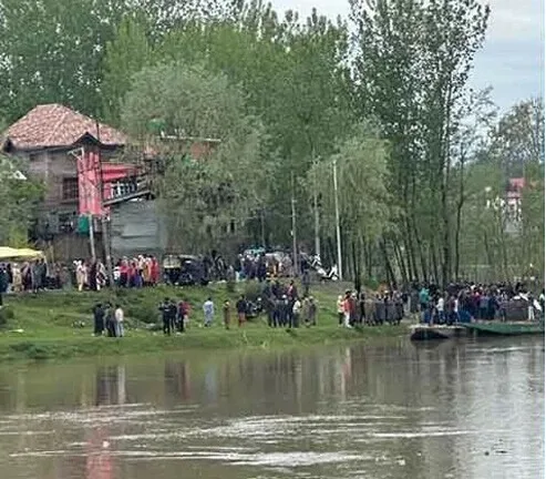 دریائے جہلم میں اسکول کے بچوں سے بھری کشتی ڈوب گئی،4 بچوں سمیت 6 افراد ڈوب کر جاں بحق