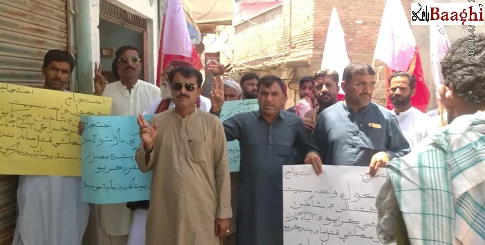 میہڑ : نہروں کی بھل صفائی نہ ہونے اور باردانہ نہ ملنے پرکسانوں کا پریس کلب کے سامنے احتجاج
