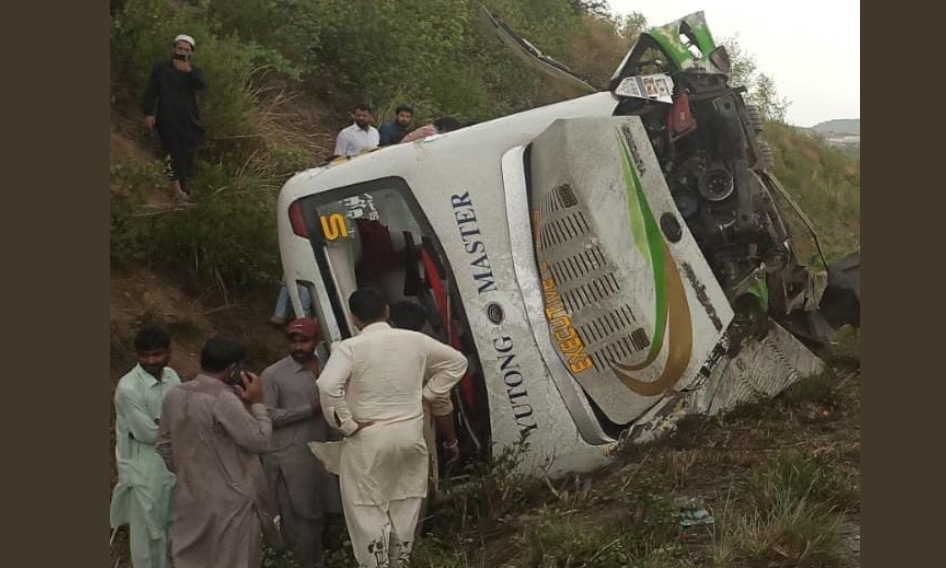 کلر کہار، بس کھائی میں جا گری،3 اموات،15 زخمی