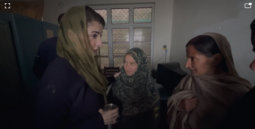 وزیر اعلیٰ پنجاب  برستی بارش میں گورنمنٹ گرلز ہائی سکول مری پہنچ گئیں