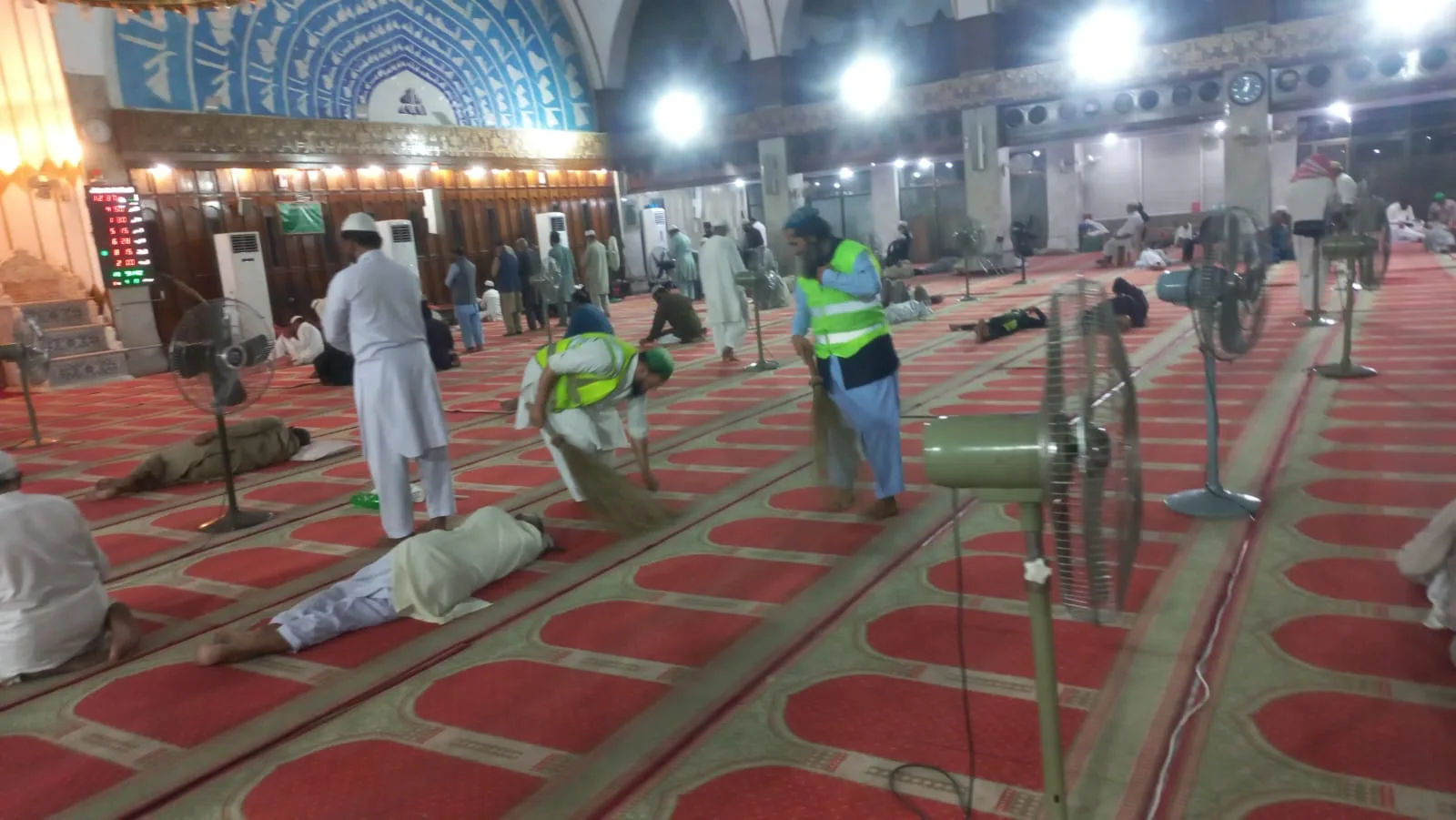 داتا دربار،اعتکاف پر بیٹھے شہریوں نے محکمہ اوقاف کی کارکردگی کا پول کھول دیا