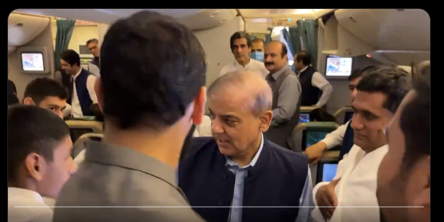 وزیراعظم اور وزیراعلیٰ کا عام پرواز میں‌سفر،مسافروں کو ملی اذیت،پی آئی اے کو بھی نقصان