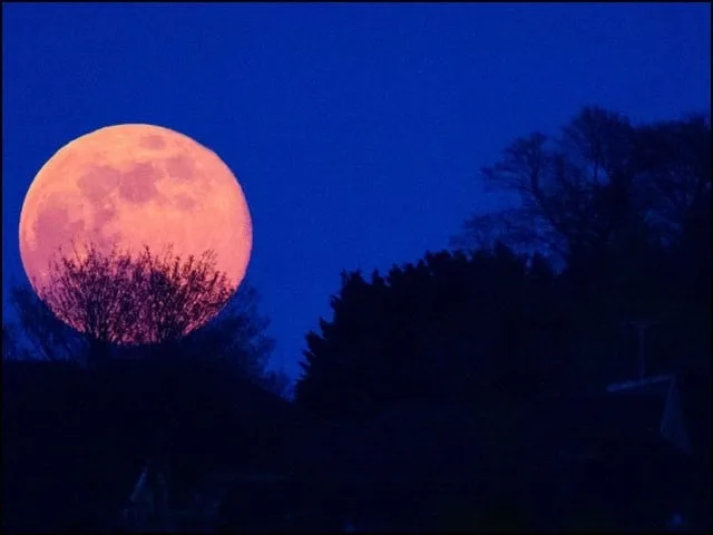 پاکستان میں دوسرا چاند گرہن، سپر بلڈ مون کا دلکش نظارہ