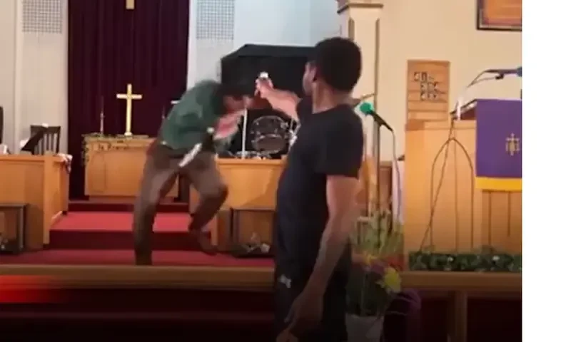 امریکا میں شخص کا چرچ میں داخل ہو کر پادری پر حملہ