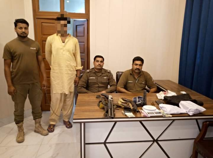 بدنام زمانہ منشیات فروش مع اسلحہ و منشیات گرفتار