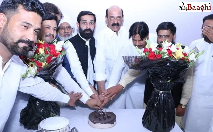 گوجرہ:سابق ایم این اے چوہدری خالد جاوید وڑائچ کی سالگرہ کا کیک کاٹا گیا