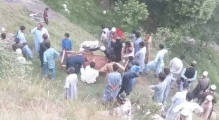 شانگلہ:جیپ کھائی میں گرنے سے ایک ہی خاندان کے  8 افراد جاں بحق