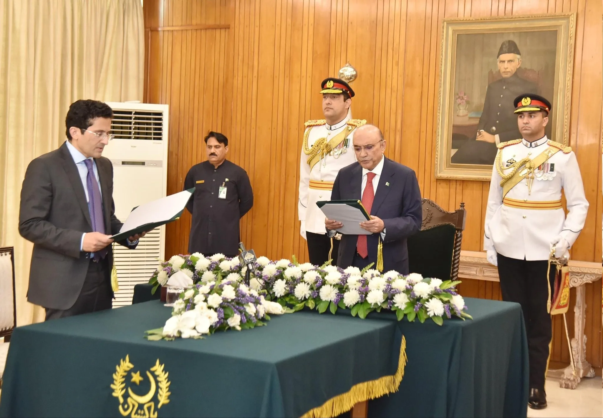 President @AAliZardari administering the oath of office to Mr. Ali Pervaiz as the Minister of State, during an oath-taking ceremony, held at Aiwan-e-Sadr