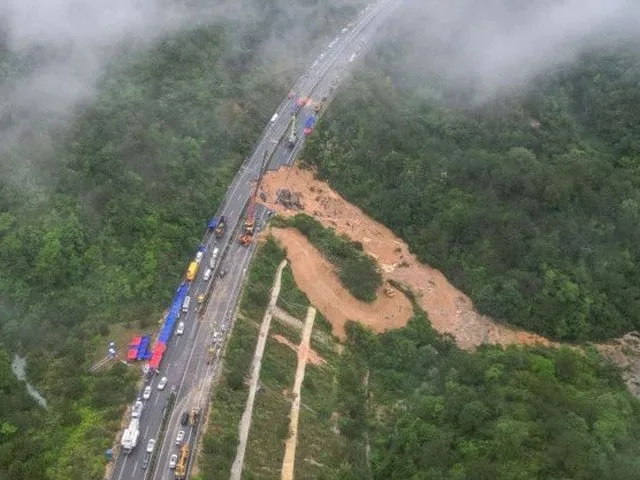 چین میں موسلا دھار بارشیں،سڑک ٹوٹنے سے متعددگاڑیاں کھائی میں گر گئیں،48 افراد جاں بحق