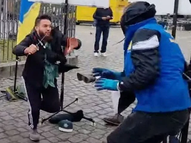 جرمنی:اسلام مخالف سیاسی رہنما پر   چاقو سے حملہ کرنیوالے شخص کو پولیس نے گولی مار دی