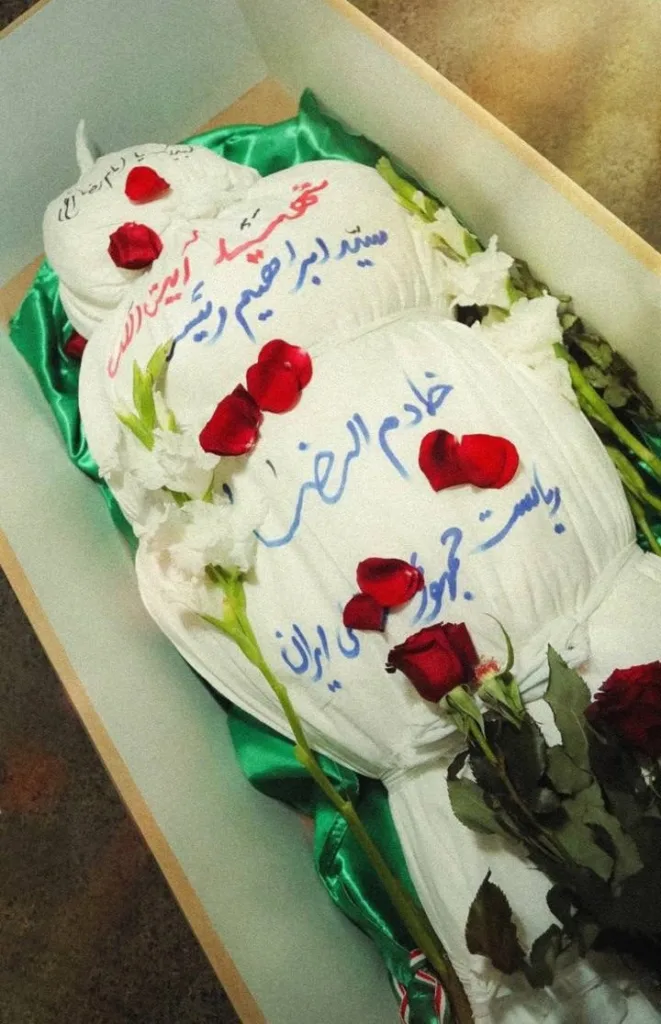 ایران کے شہر تبریز میں ہونے والی صدر رئیسی کی آخری رسومات میں 5 لاکھ سے زائد ایرانی شہری شریک ہیں