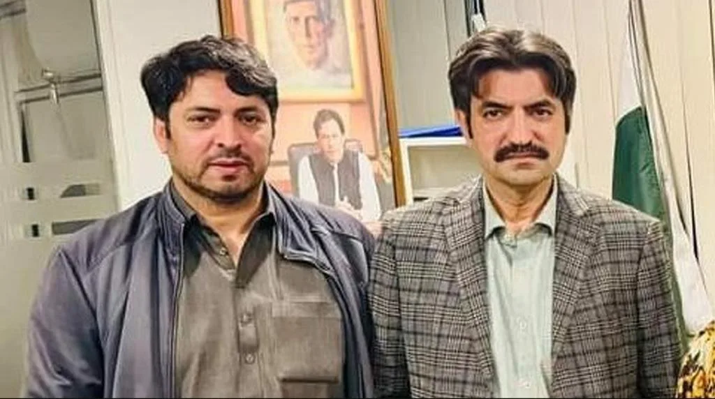 شیر افضل مروت کے بھائی کو وزیراعلیٰ خیبر پختونخوا نے عہدے سے ہٹا دیا